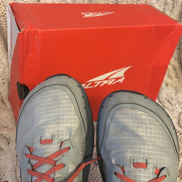 Altra Lone Peak Trail Running Shoes - like new! Mens 9 - Picture 8 of 10